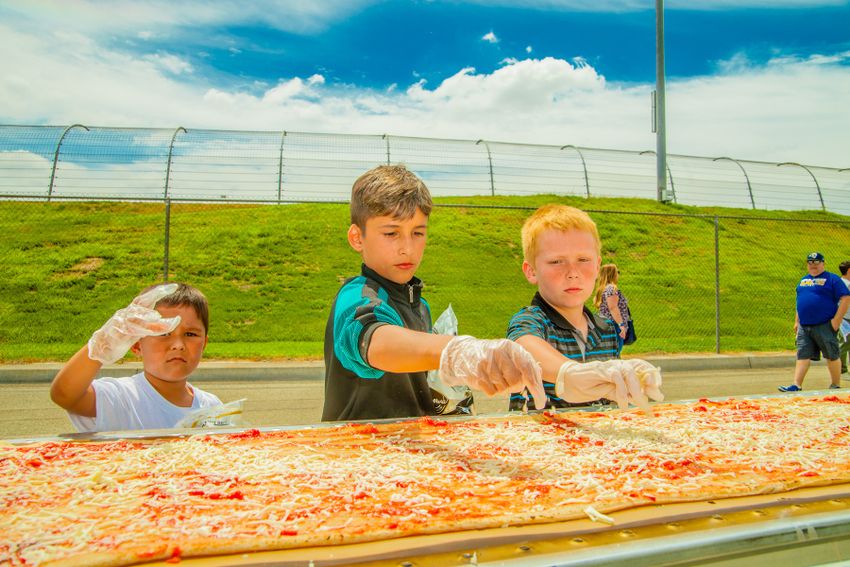 America Now Holds The Record For The World S Longest Pizza