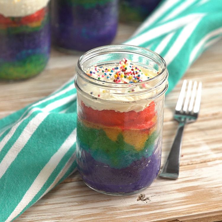 Rainbow Cake in a Mason Jar Is an Easy Way to Bake Up Every Color of ...