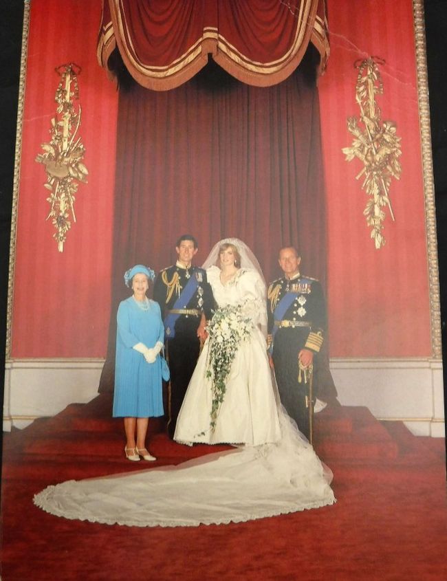 10 RarelySeen Vintage Royal Family Holiday Cards Auctioned Off [PHOTOS]