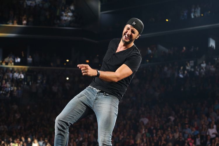 Luke Bryan Pulls Little Girl On Stage For Duet That Will Melt Your Heart