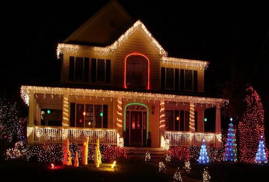 15 Incredible Christmas Lights That Are So Good We Can't Even Feel Jealous