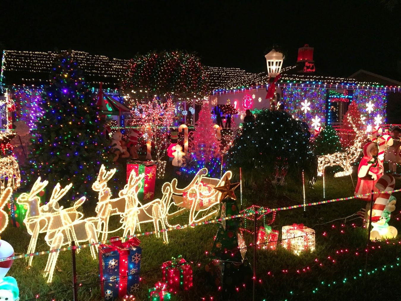 15 Incredible Christmas Lights That Are So Good We Can't Even Feel Jealous