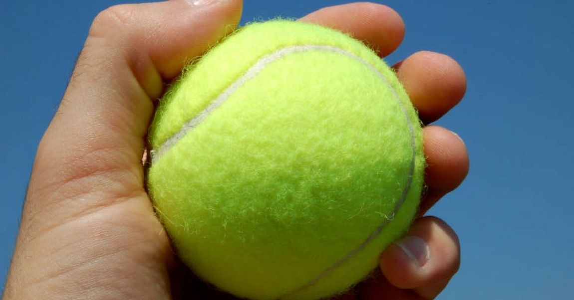 no-one-can-agree-on-which-color-this-tennis-ball-is