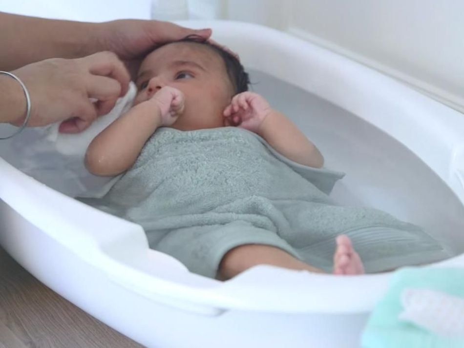 baby-s-first-bath-with-father-leaves-everyone-surprised