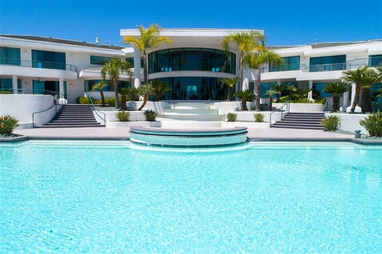 Take A Look Inside Eddie Murphy's Breathtaking $10 Million Mansion