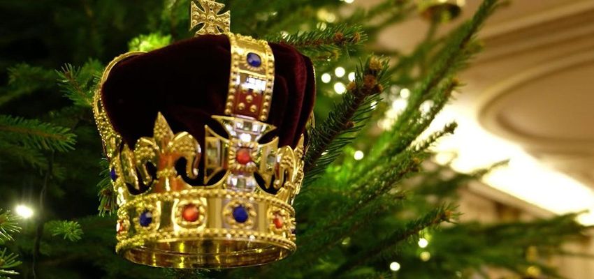 Buckingham Palace Finally Unveils Its Regal Christmas Decor