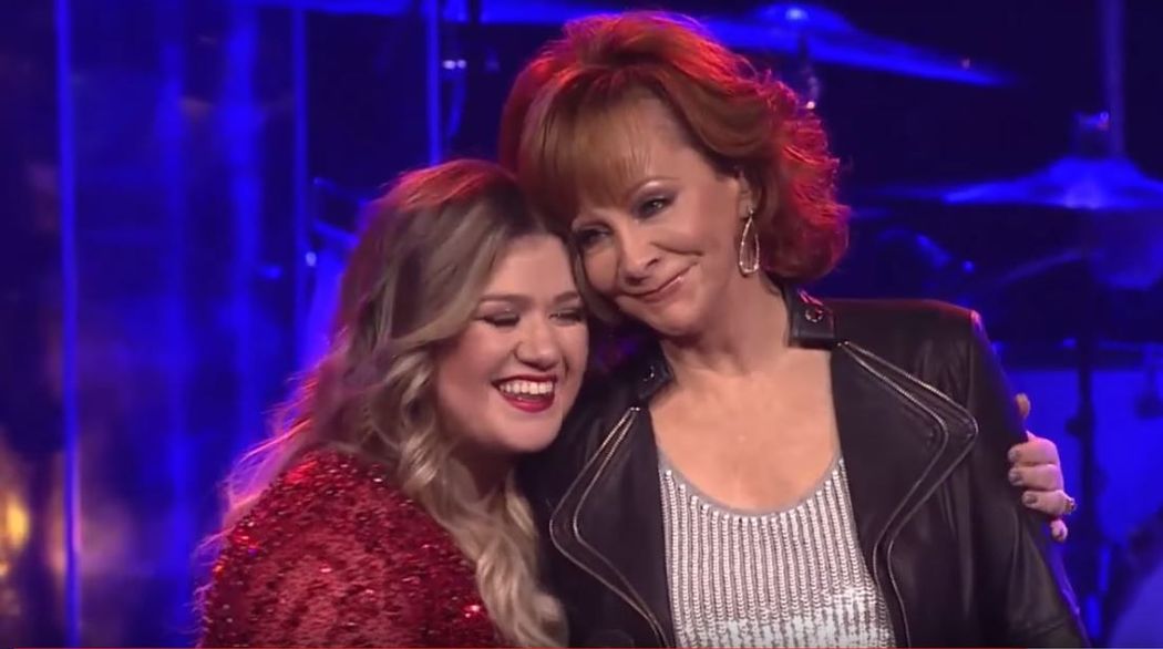 Kelly Clarkson Sings Emotional Tribute To Reba Mcentire